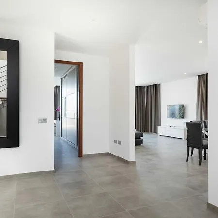 Modern Mojones 3 Bedrooms En-suite Berniente *