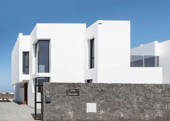 Modern Mojones 3 Bedrooms En-suite Berniente *